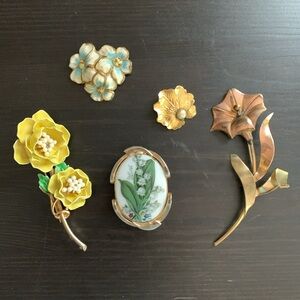 Bundle of vintage flower pins